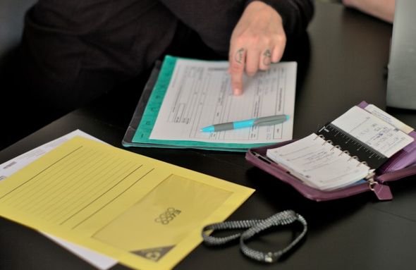 Formulare und Agenda mit Hand und Schreiber.jpg Formulare und Agenda mit Hand und Schreiber