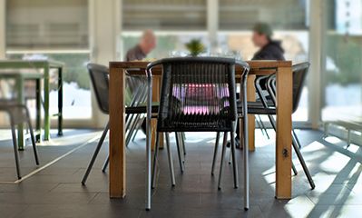 zwei Peronen an Tischsitzend.jpg zwei Peronen an Tischsitzend