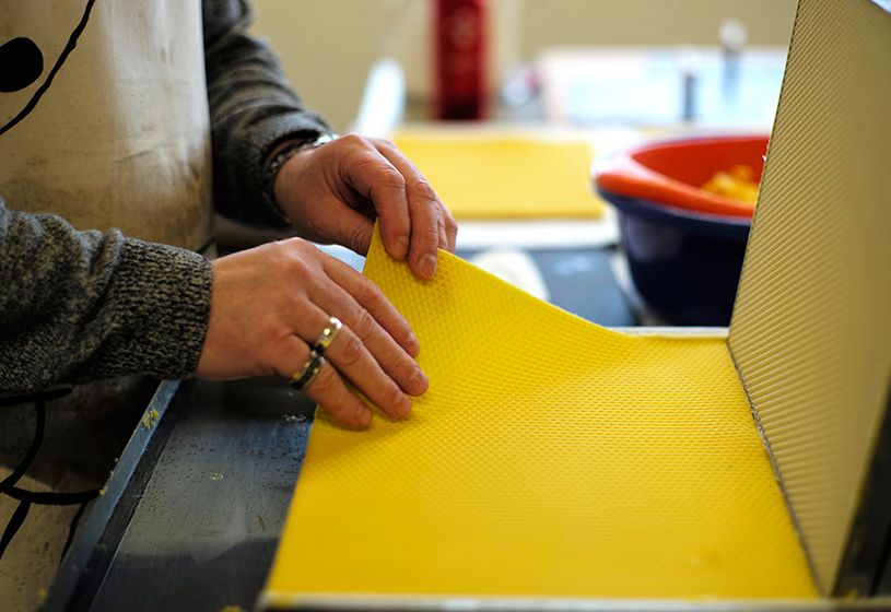 Bienenwachsverarbeitung_gesossene Platten abloesen